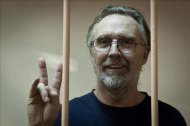 El activista australiano Colin Russell en el Tribunal de Primorskiy de San Petesburgo (Rusia) después de que la justicia rusa comenzara a prolongar la detención preventiva de los 30 tripulantes del rompehielos "Arctic Sunrise" de Greenpeace detenidos por protestar en el Ártico ruso. EFE/Igor Podgorny /Greenpeace Inter