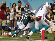 El safety Kurt Coleman de los Eagles de Philadelphia se esfuerzo por colocar el balón en la yarda uno de los Dolphins el domingo 11 de diciembre del 2011 en Miami. (Foto AP/Hans Deryk)