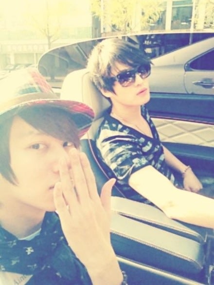Heechul nhắng nhít karaoke cùng Jaejoong và Junhyung 20130925-0532-jaejoong-heechul