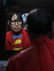 En esta fotografía tomada el 14 de junio de 2012, Avelino Chávez, quien suele vestirse como Superman, se peina en su casa en Lima, Perú. (Foto AP/Martín Mejía)