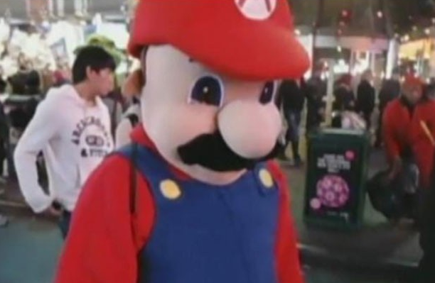 MASOQ E ISOW NEWS: Após apalpar mulher, Super Mario é preso [+Peach chifruda] Screen-Shot-2012-12-21-at-11.30.09-AM