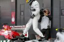 El británico Lewis Hamilton (Mercedes) saldrá desde la primera posición de la formación de salida del Gran Premio de Gran Bretaña, la octava prueba del Mundial de Fórmula Uno, que se disputará mañana, en el circuito de Silverstone, donde el español Fernando Alonso (Ferrari) partirá décimo. EFEEl británico Lewis Hamilton (Mercedes) saldrá desde la primera posición de la formación de salida del Gran Premio de Gran Bretaña, la octava prueba del Mundial de Fórmula Uno, que se disputará mañana, en el circuito de Silverstone, donde el español Fernando Alonso (Ferrari) partirá décimo. EFE