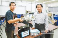 第一科大電子工程系教授張簡嘉壬(右)與學生張金富，利用微波爐原理研發白蟻撲殺器，讓白蟻無所遁形。