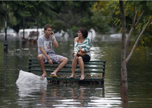 الأرجنتين ..امطار مفاجئة تتحول لفيضانات قتلت 46 شخصا على الأقل .. الخبر بالصور 2013-04-02T224422Z_213574967_GM1E94300A701_RTRMADP_3_ARGENTINA