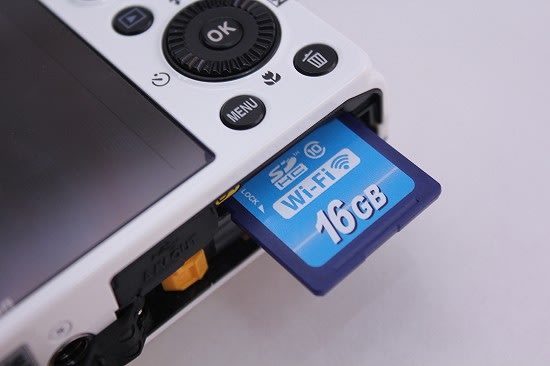 ▲ 使用方式也跟一般 SD 記憶卡一樣，直接插到相機、攝影機等裝置就能進行使用。