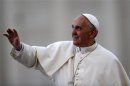 Le pape François entre sourire et gravité place Saint-Pierre