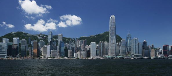 هونج كونج.. إحدي المراكز المالية الرائدة في العالم، لديها اقتصاد كبير يتميز بانخفاض الضرائب والتجارة الحرة. نصيب الفرد من الناتج المحلي الإجمالي: 45944 دولارا