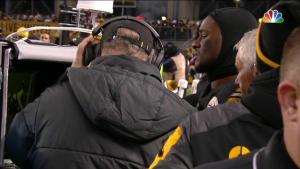 Pittsburgh Steelers running back Le'Veon Bell watches …