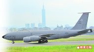 美軍KC-135R空中加油機因為在台美國公民的緊急醫療需求，昨首度現身台北松山機場。葉志明攝