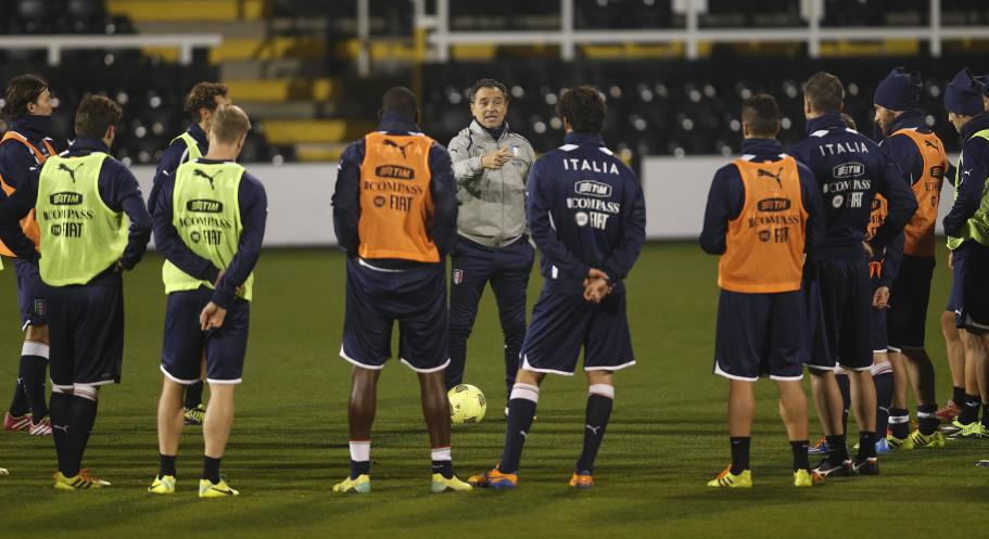 Italy's coach Cesare Prandelli, center, instructs his players during a training session at Craven Cottage in London, Sunday, Nov. 17, 2013. Italy is to play a friendly soccer match against Nigeria on Monday Nov. 18 at Craven Cottage in London