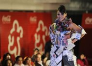 Traje concebido com papel, da coleção'Recíclate' da estilista boliviana Marión Macedo