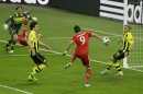 Bayern's Mario Mandzukic of Croatia, center, scores the opening goal during the Champions League Final soccer match between Borussia Dortmund and Bayern Munich at Wembley Stadium in London, Saturday May 25, 2013. (AP Photo/Alastair Grant)