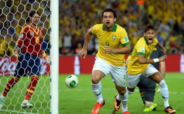 Fred dan Neymar Kalahkan Spanyol 3-0, Brasil Juara