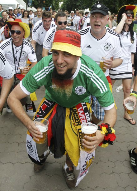 German fans drink beer and sing in central Lviv
