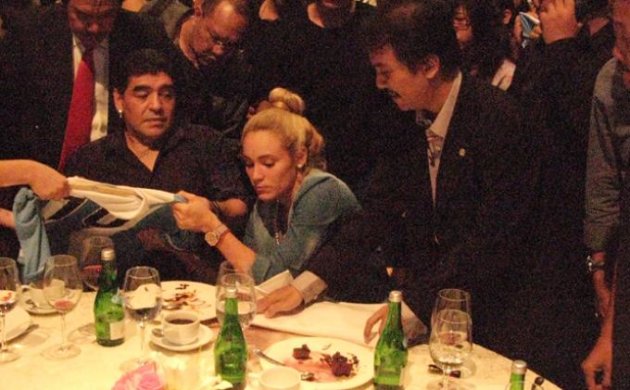 Roy Suryo Tumpahkan Anggur Merah di Depan Pacar Maradona Roy-suryo-tumpahkan-anggur-di-depan-pacar-maradona