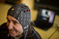 Paciente Marc Andre Duc usa touca com eletrodos em teste de interface cérebro-máquina, em instituto suíço (23/01/2013)
