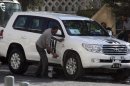 Un operario sirio limpia uno de los coches usados por la misión de inspectores de la ONU delante del hotel Four Seasons de Damasco (Siria). EFE/Archivo