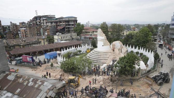 . Kathmandu (Nepal), 25/04/2015.- People inspect the damage of the collapsed landmark Dharahara, also called Bhimsen Tower, after an earthquake caused serious damage in Kathmandu, Nepal, 25 April 2015. At least around 600 people have been killed and hundreds of others injured in a 7.9-magnitude earthquake in Nepal, according to the country's Interior Ministry. People were being rescued from the rubble of collapsed buildings. Temples have crumbled all over the city, and houses and walls have collapsed. (Terremoto/sismo) EFE/EPA/NARENDRA SHRESTHA