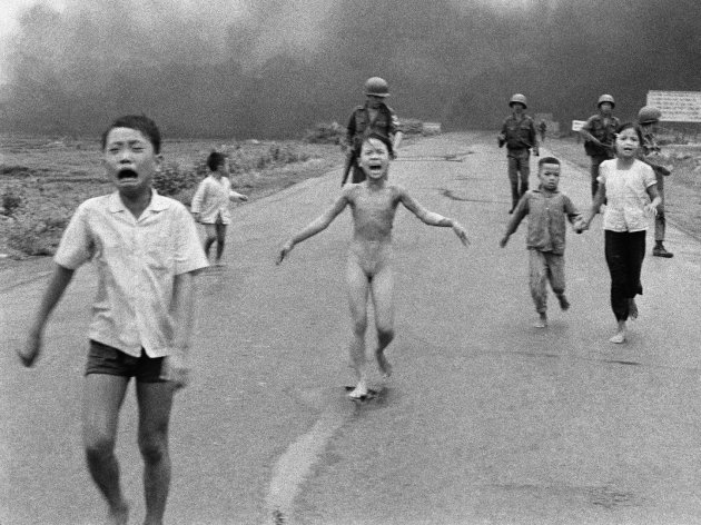 Niños llorando, entre ellos Kim Phuc, de nueve años, al centro gritando ¡Quema! ¡Quema!, huyen del ataque aéreo con napalm contra una zona donde supuestamente había integrantes del Viet Cong, el 8 de junio de 1972. La foto, que retrató los horrores de la guerra en Vietnam y fue tomada por el fotógrafo de The Associated Press, Nick Ut, cumplió 40 años. (Foto AP/Nick Ut)