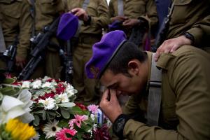 Israeli soldiers mourn over the grave of Israeli Army &hellip;
