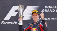 El piloto alemán Sebastian Vettel, de la escudería Red Bull, celebra tras ganar el Gran Premio de Corea de Fórmula Uno, en Yeongam, Corea del Sur, el domingo 16 de octubre de 2011. (Foto AP/Eugene Hoshiko)