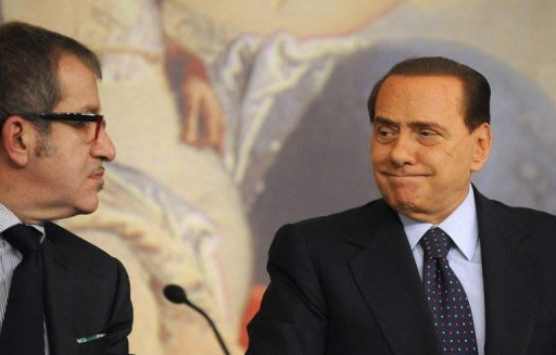 L'ancien chef du gouvernement italien Silvio Berlusconi a conclu lundi in extremis un accord avec son ancien allié, la Ligue du Nord, en vue des élections de février, manoeuvre "désespérée" selon ses adversaires, pour sauver les meubles dans le nord, une région cruciale où se concentre un gros bataillon de déçus du "Cavaliere"