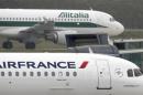Velivolo Alitalia supera uno Air France all'aeroporto Charles de Gaulles.