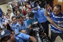 El colombiano Luis Felipe Ríos Castaño (c) es conducido por miembros de la policía a su salida de una audiencia en los juzgados de Managua (Nicaragua). EFE