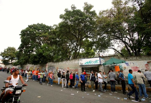 CAR02. CARACAS (VENEZUELA), 07/10/2012.- Decenas de caraqueños hacen cola hoy, 07 de octubre de 2012, durante la jornada de elecciones presidenciales que se está celebrando en Venezuela. Alrededor de 