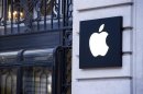 El logo de la marca Apple es fotografiado en una tienda de París, Francia, el 01 de enero de 2013. Un grupo de atracadores participó en un robo en una céntrica tienda de Apple el pasado 31 de diciembre causando pérdidas de aproximadamente un millón de euros. EFE