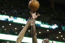 Jeff Green, alero de los Celtics de Boston, dispara a la cesta, marcado por Tobias Harris, del Magic de Orlando, en el primer periodo del partido disputado el domingo 2 de febrero de 2014 (AP Foto/Steven Senne)
