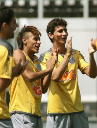 Neymar (e) e Ganso (d) durante treino do Santos para partida da Copa Libertadores 2012