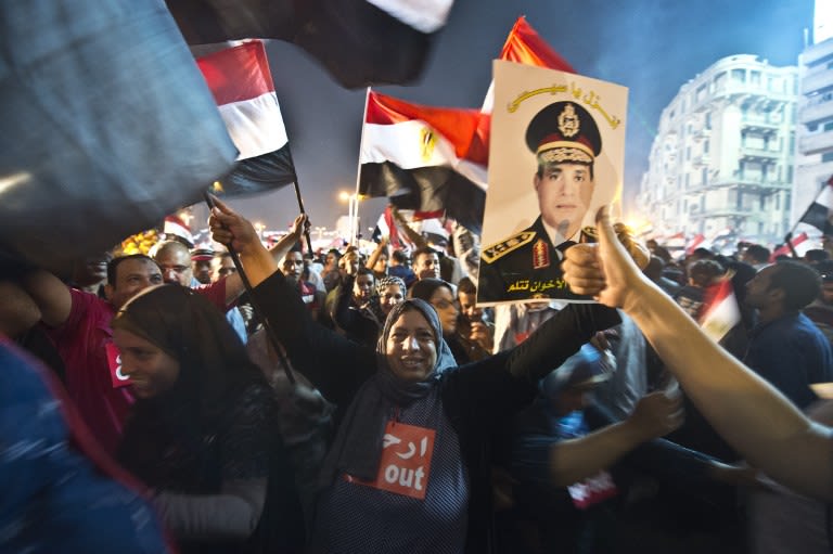 احتفالات المصريين بقرارات الجيش وعزل الرئيس مرسي ايه رأيكــ؟؟! 000-Par7605301-jpg_222403