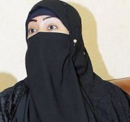 سجن فتاة سعودية قذفت رجالا من "الهيئة" بحذاء