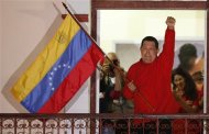 Venezuelan President Hugo Chavez waves the national flag while celebrating from a balcony at Miraflores Palace in Caracas October 7, 2012. REUTERS/Jorge Silva