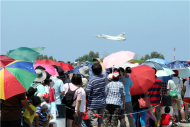 幻象二千等三型空軍主力戰機十日參演空軍臺南基地營區開放活動的動態戰力展示，深深吸引參觀民眾目光，紛紛拿起相機猛拍，記錄珍貴一刻。（軍聞社記者林敬傑攝）