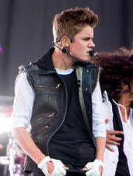 Terjatuh Saat Konser, Bieber Gegar Otak