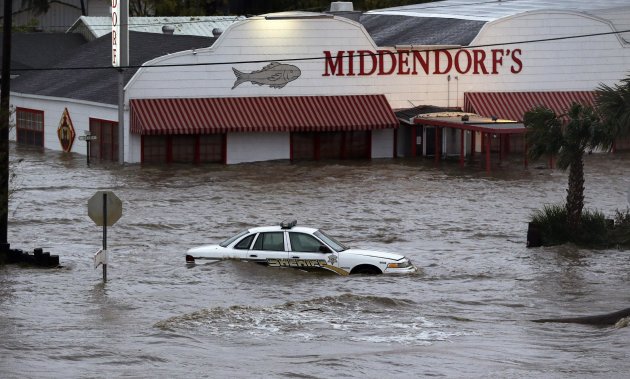 RESCUES AS ISAAC FLOODS OUTSIDE NEW ORLEANS - Yahoo! News