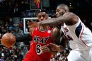 Los astros LeBron James y Dwyane Wade volvieron a sobresalir y guiaron a los campeones vigentes Miami Heat a otra victoria