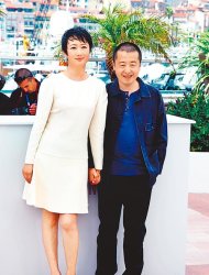 　↑大陸導演賈樟柯（右）的《天注定》由妻子趙濤當女主角，是本屆坎城影展唯一的華語競賽片。（李開明攝）