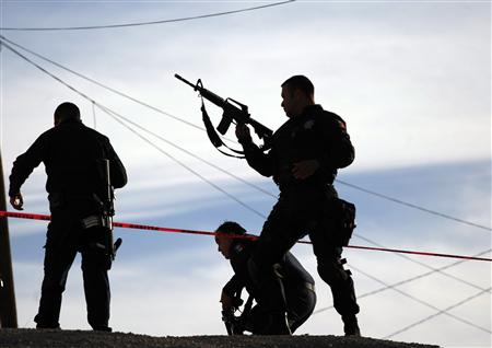 Police officers arrive at a crime scene in a neighborhood in Ciudad Juarez November 12, 2012. REUTERS/Jose Luis Gonzalez