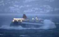 Βίντεο - Ντοκουμέντο: Η μάχη με τα κύματα που δίνει επιβατικό πλοίο
