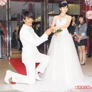 錦榮（左）單膝下跪問陳妍希是否願意當他的「一日」新娘。