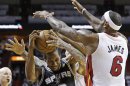 LeBron James (6) y Chris Andersen (11), del Heat de Miami, presionan a Kawhi Leonard (2), de los Spurs de San Antonio, durante la primera mitad del segundo juego de la serie final de la NBA, el domingo 9 de junio de 2013, en Miami. (Foto AP/Lynne Sladky)