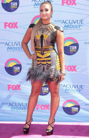 Demi Lovato Is Fierce In Feathers At Teen Choice Awards