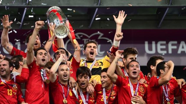Spanish players celebrate after winning the Euro 2012 football championships final