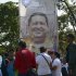 Seguidores de Hugo Chávez, a las afueras del hospital Militar de Caracas, el martes 5 de marzo.