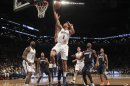 Deron Williams (8), de los Nets de Brooklyn, anota en la primera mitad del partido de NBA en contra de los Bobcats de Charlotte, el sábado 6 de abril de 2013, en Nueva York. Los Nets ganaron 105-96. (Foto AP/Mary Altaffer)