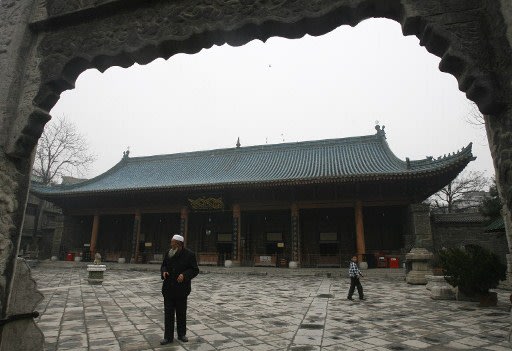 Great Mosque of Xi'an di China menampilkan ciri-ciri budaya Cina bersebelahan dengan seni bina Islam.