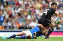 New Zealand's Sherwin Stowers (R) passes the ball during the Rugby Sevens pool A match between Scotland and New Zealand at Ibrox Stadium during the 2014 Commonwealth Games in Glasgow on July 26, 2014